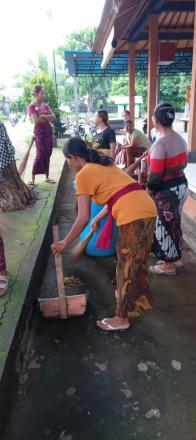 Kegiatan Gotong Royong Di Pura Dalem, Desa Pangkungparuk